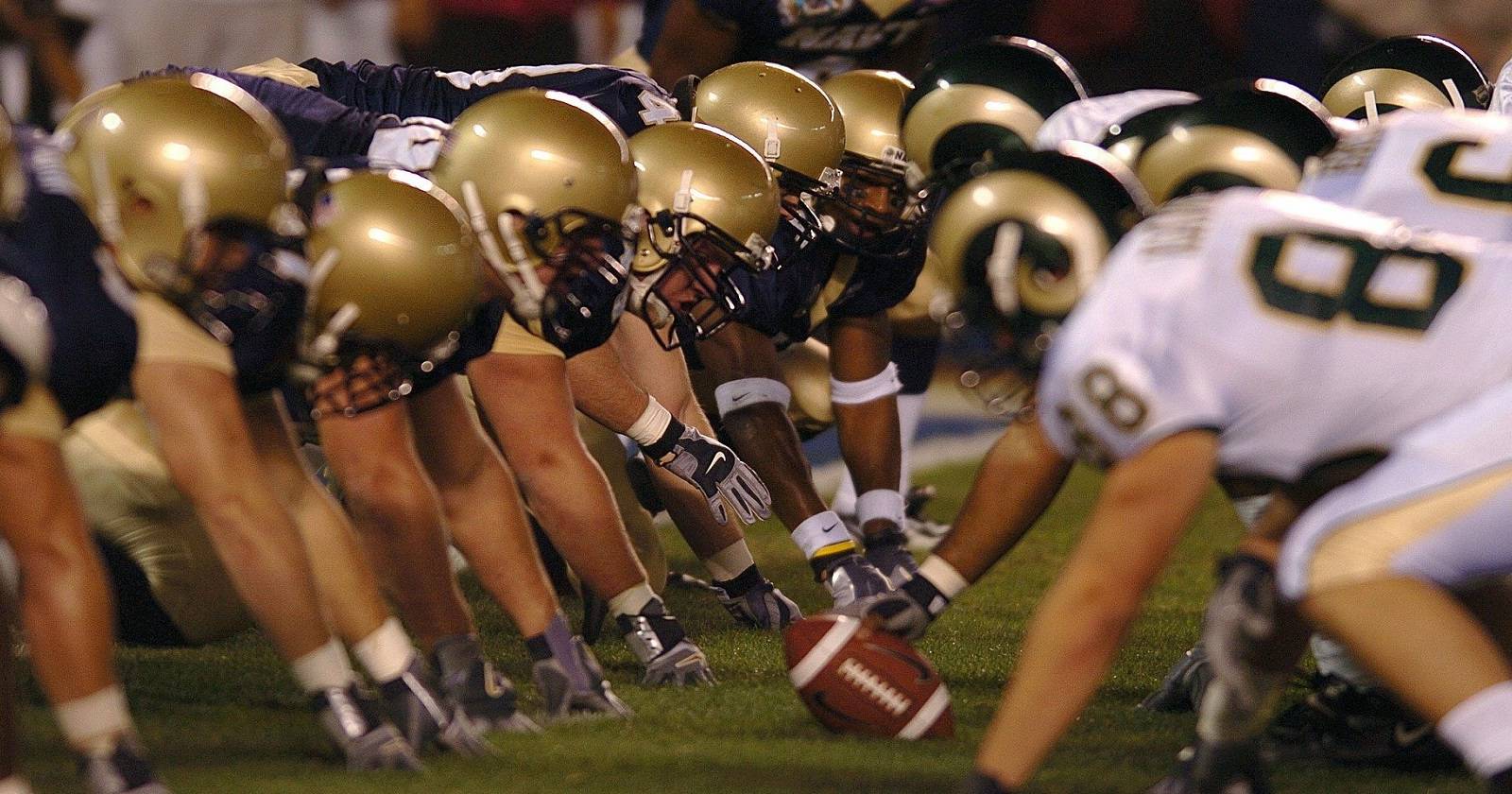 Поле НФЛ с логотипом и трибунами