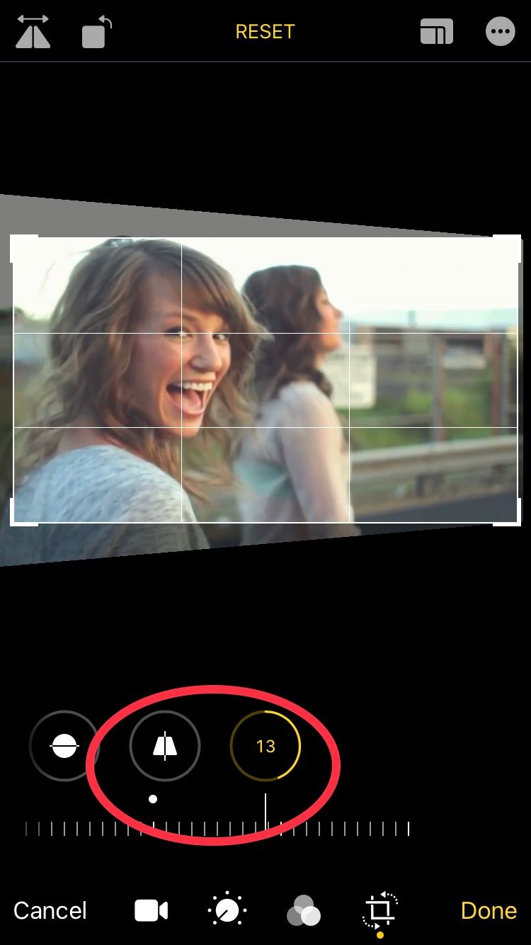 Инструмент наклона и растяжения в «Фото» iPhone