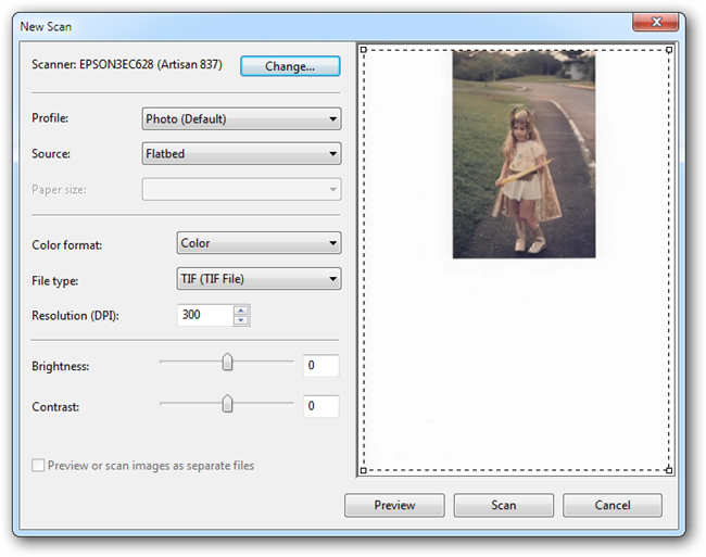 Фотография помещена на стекло сканера вровень с краем рабочей поверхности