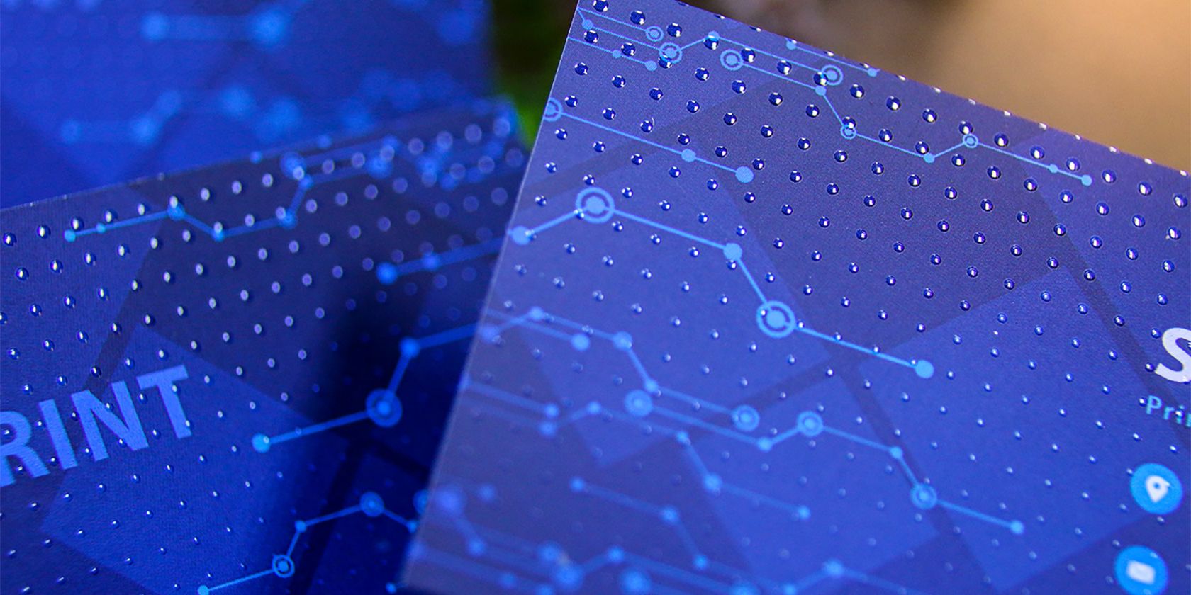 Приподнятый Spot UV на визитке.