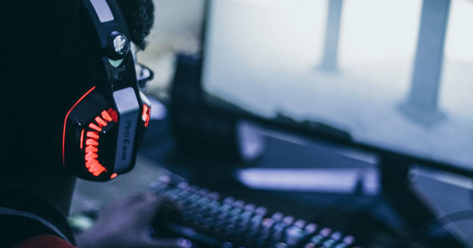 Игрок с красно‑чёрной гарнитурой во время голосового чата