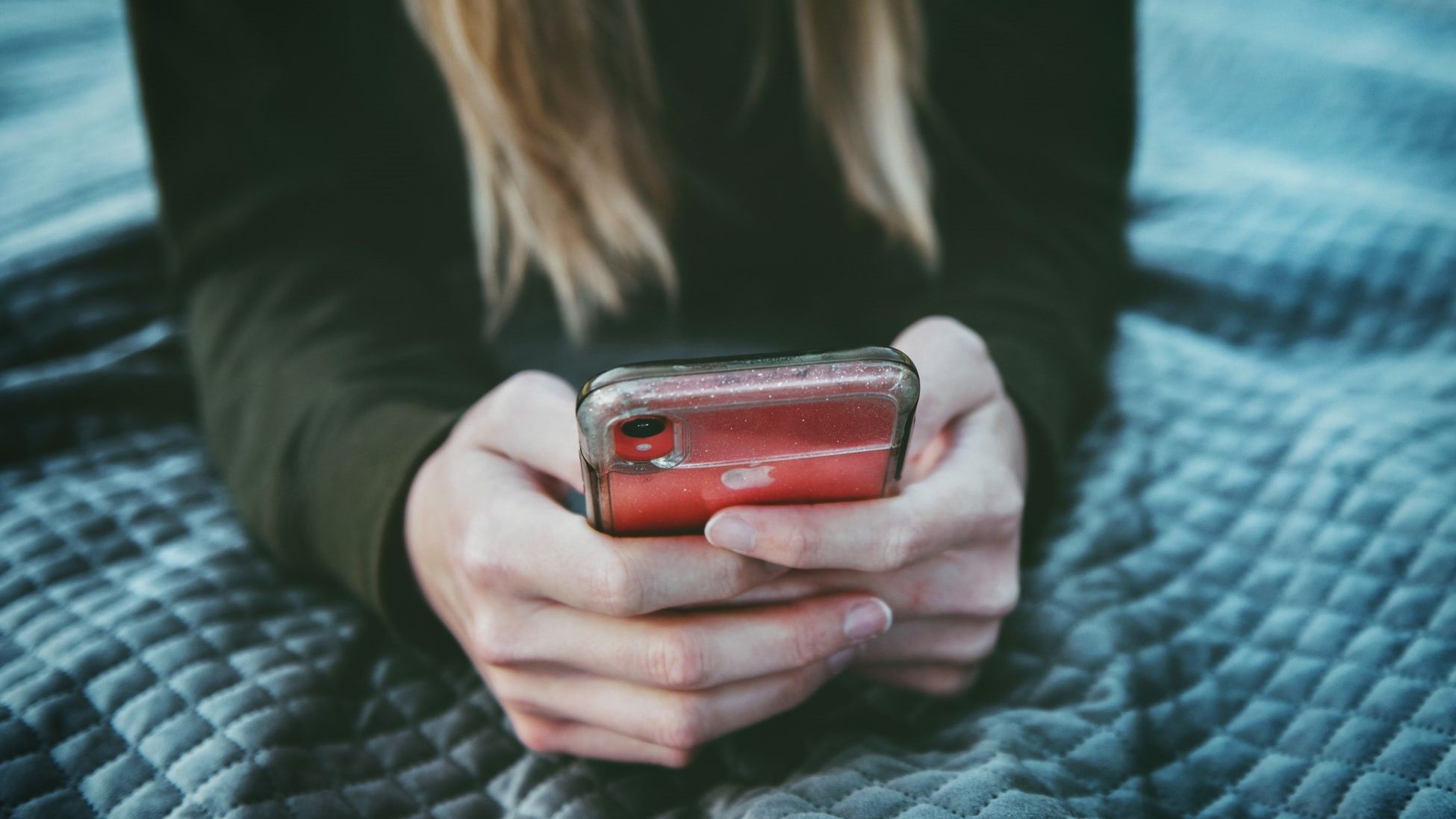 Рука держит iPhone