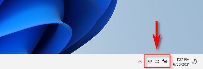 Нажмите область слева от часов на панели задач, чтобы открыть меню Быстрых настроек.