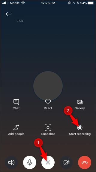Мобильный интерфейс Skype с кнопкой добавления опций во время звонка