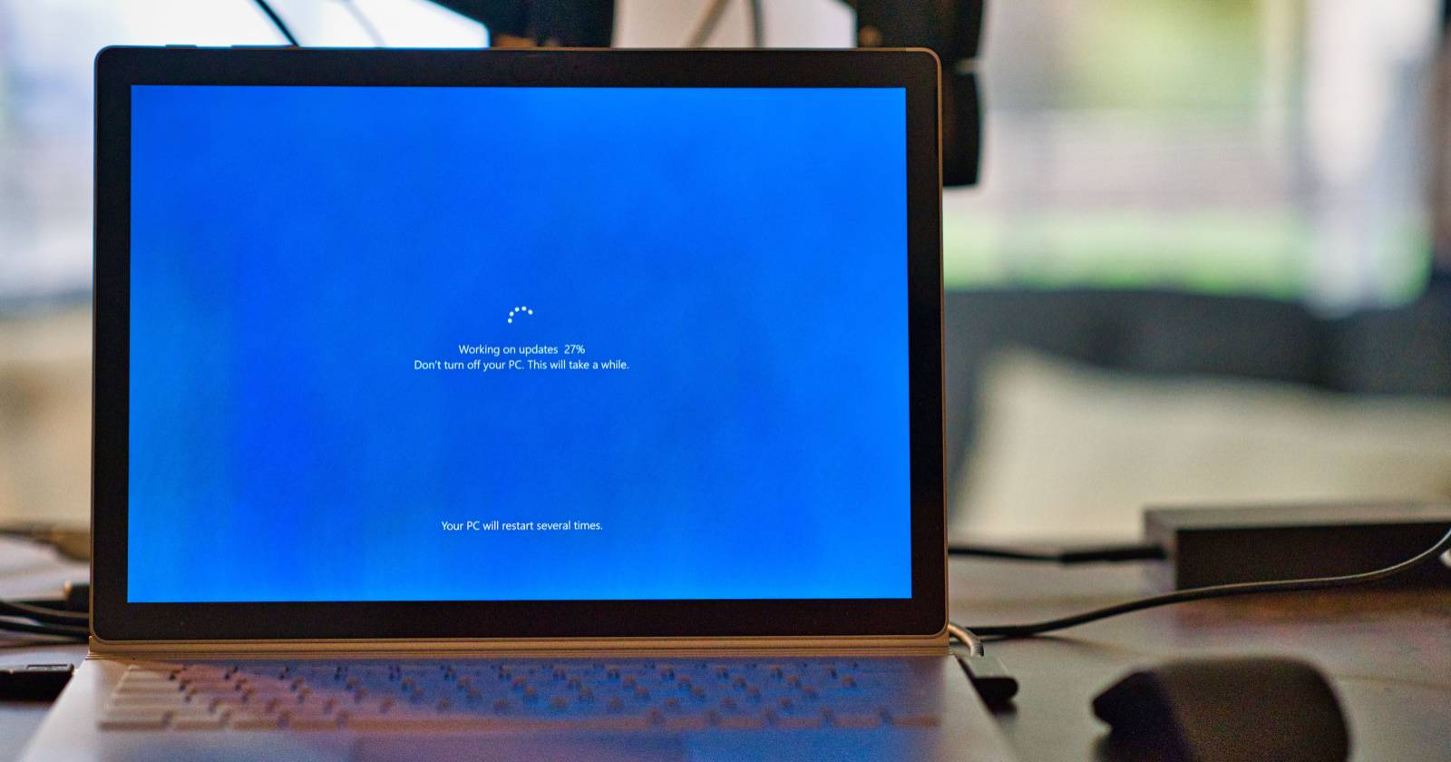 Установка обновлений Windows на ноутбуке.