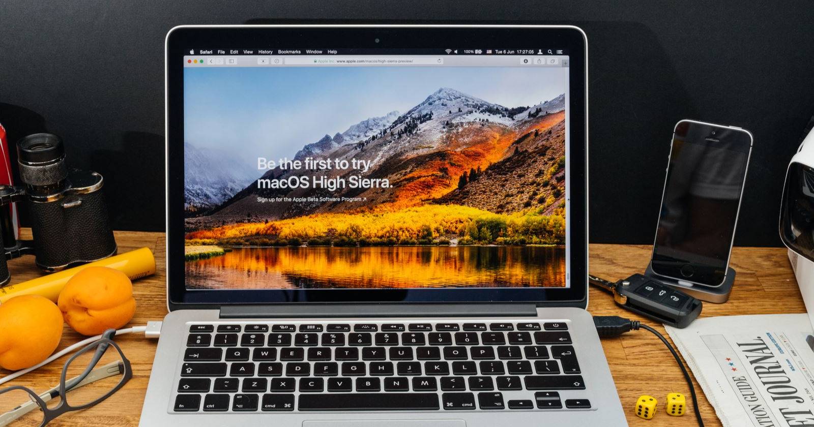 Photo d'un ancien Mac affichant une notification de mise à jour macOS High Sierra
