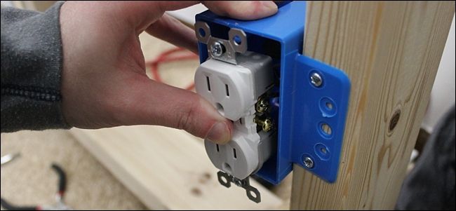 Укладка проводов в монтажную коробку и закрепление розетки