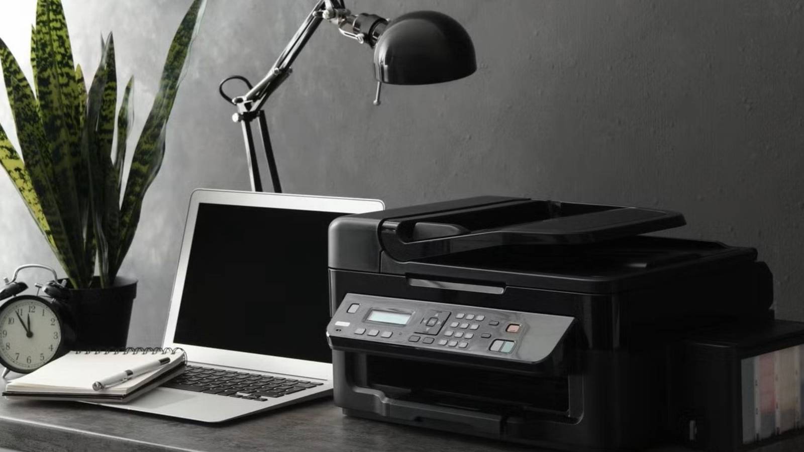 Рабочий стол с ноутбуком и принтером