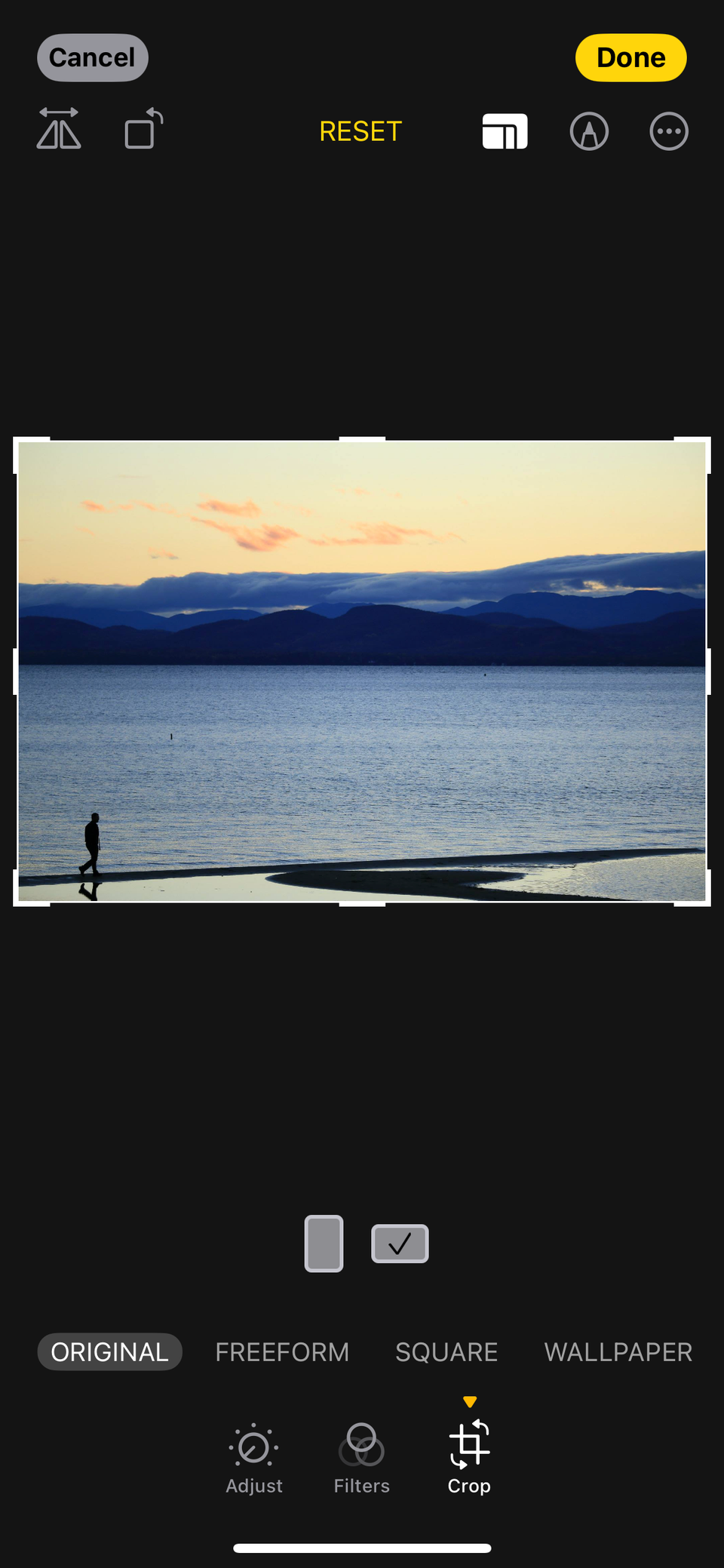 Нажмите кнопку «Обрезать», чтобы просмотреть пресеты кадрирования