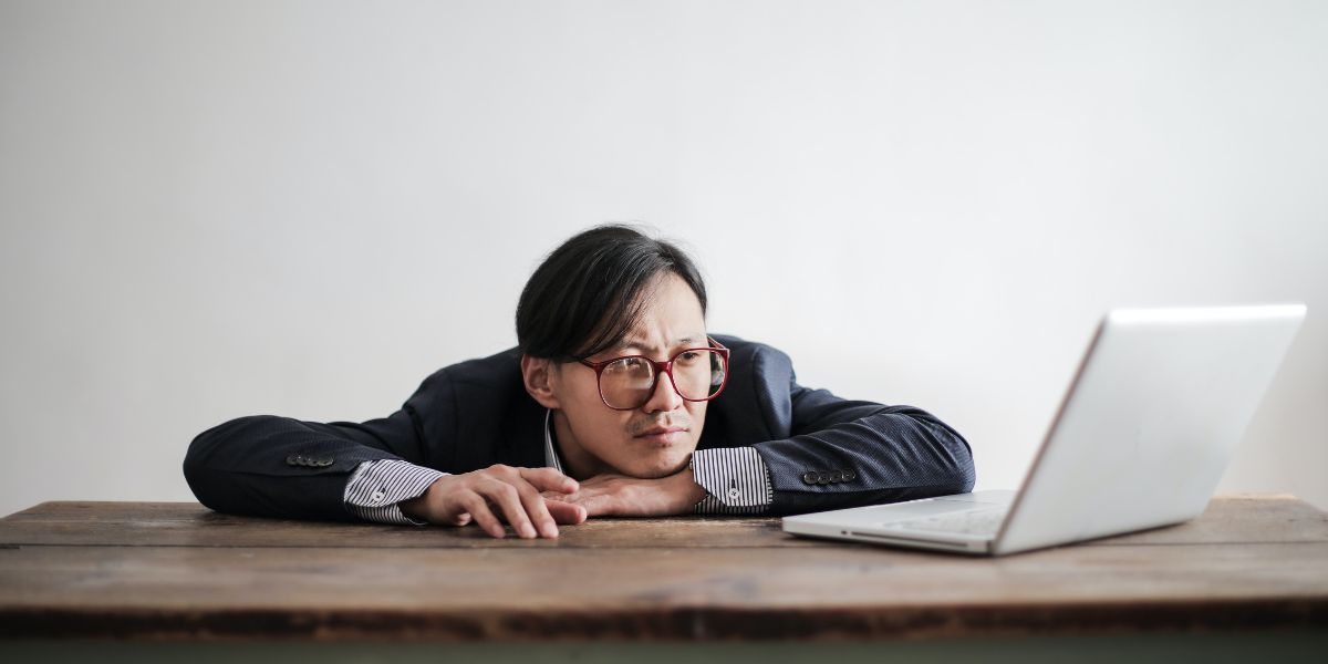 Человек работает за ноутбуком