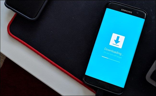 Телефон Galaxy после успешного обновления: экран приложения и уведомление об окончании процесса