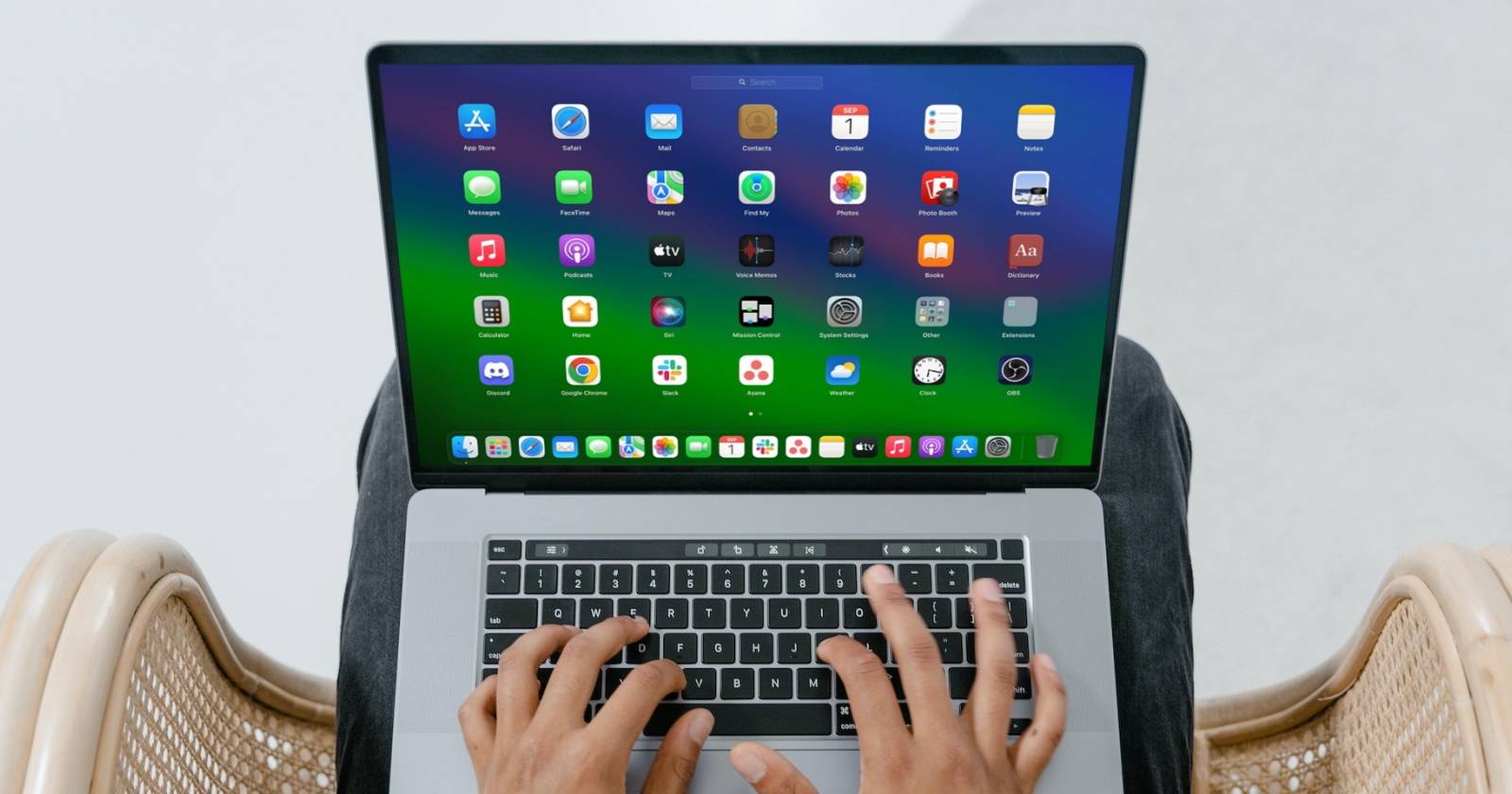 Человек использует Launchpad на MacBook Pro