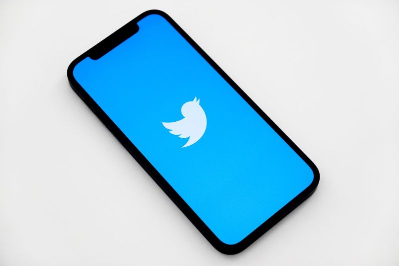 Запуск мобильного приложения Twitter на смартфоне