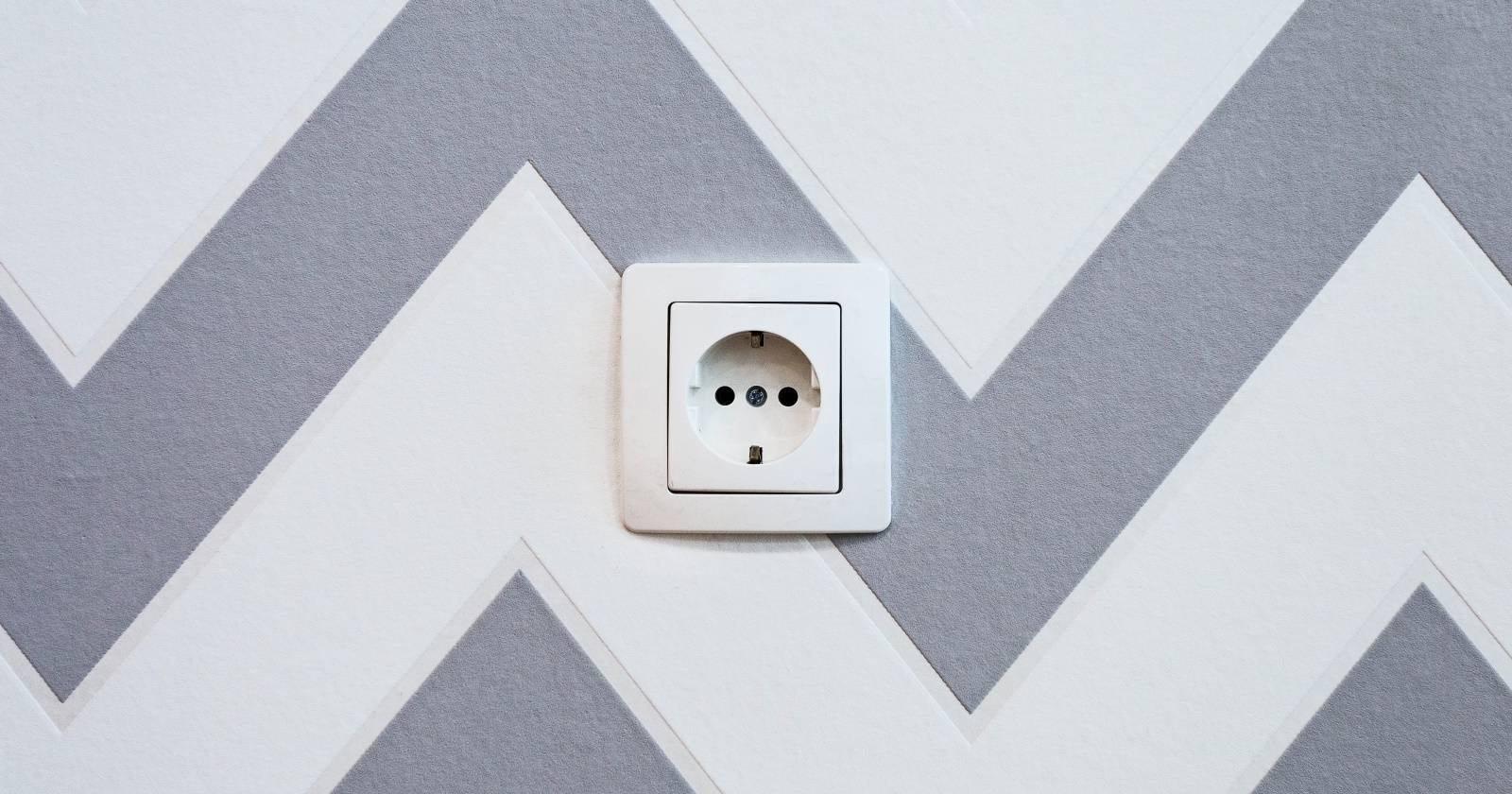 Розетка в стене и сетевой кабель