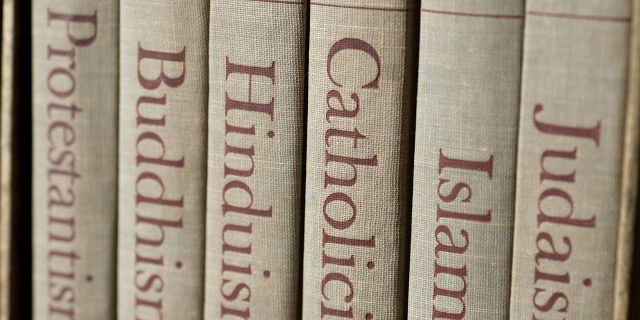 Участники обсуждают религию, сравнивают тексты и аргументы