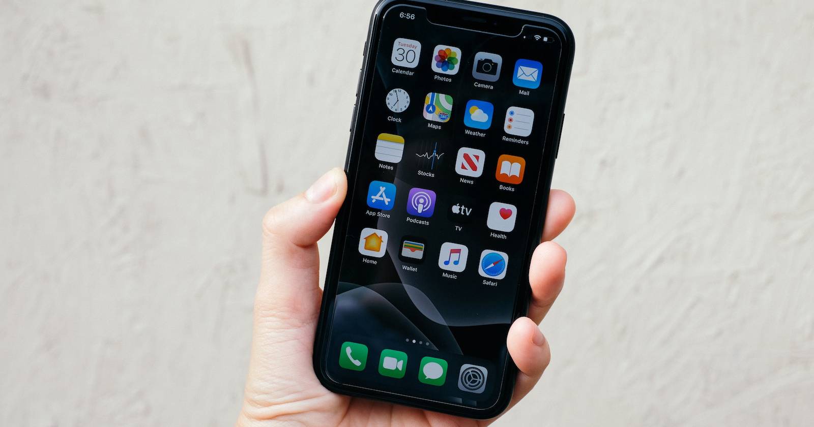 Экран iPhone с иконками приложений календаря