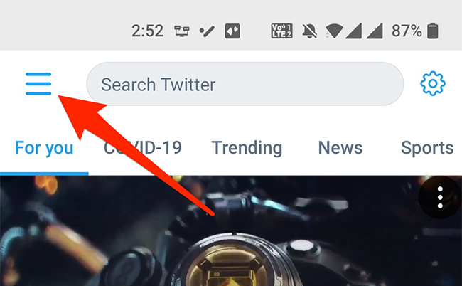 Открытие меню приложения Twitter на смартфоне.