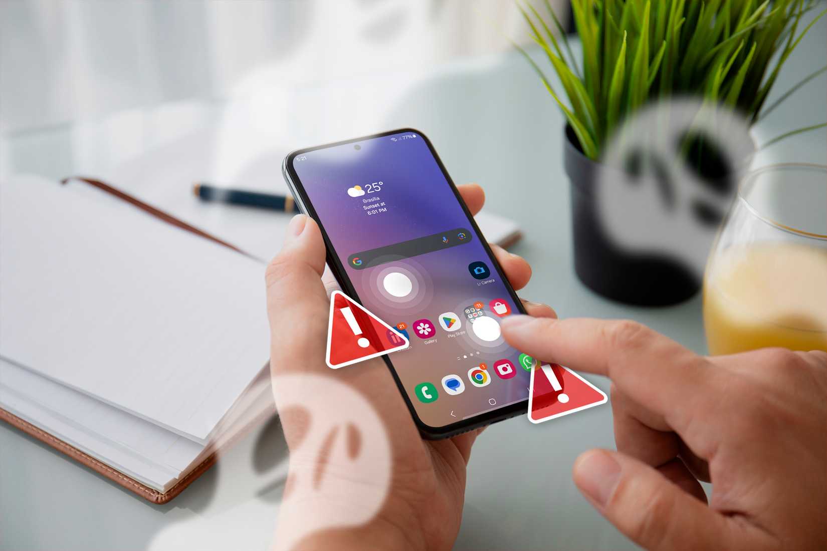 Рука использует смартфон с ложным срабатыванием сенсора