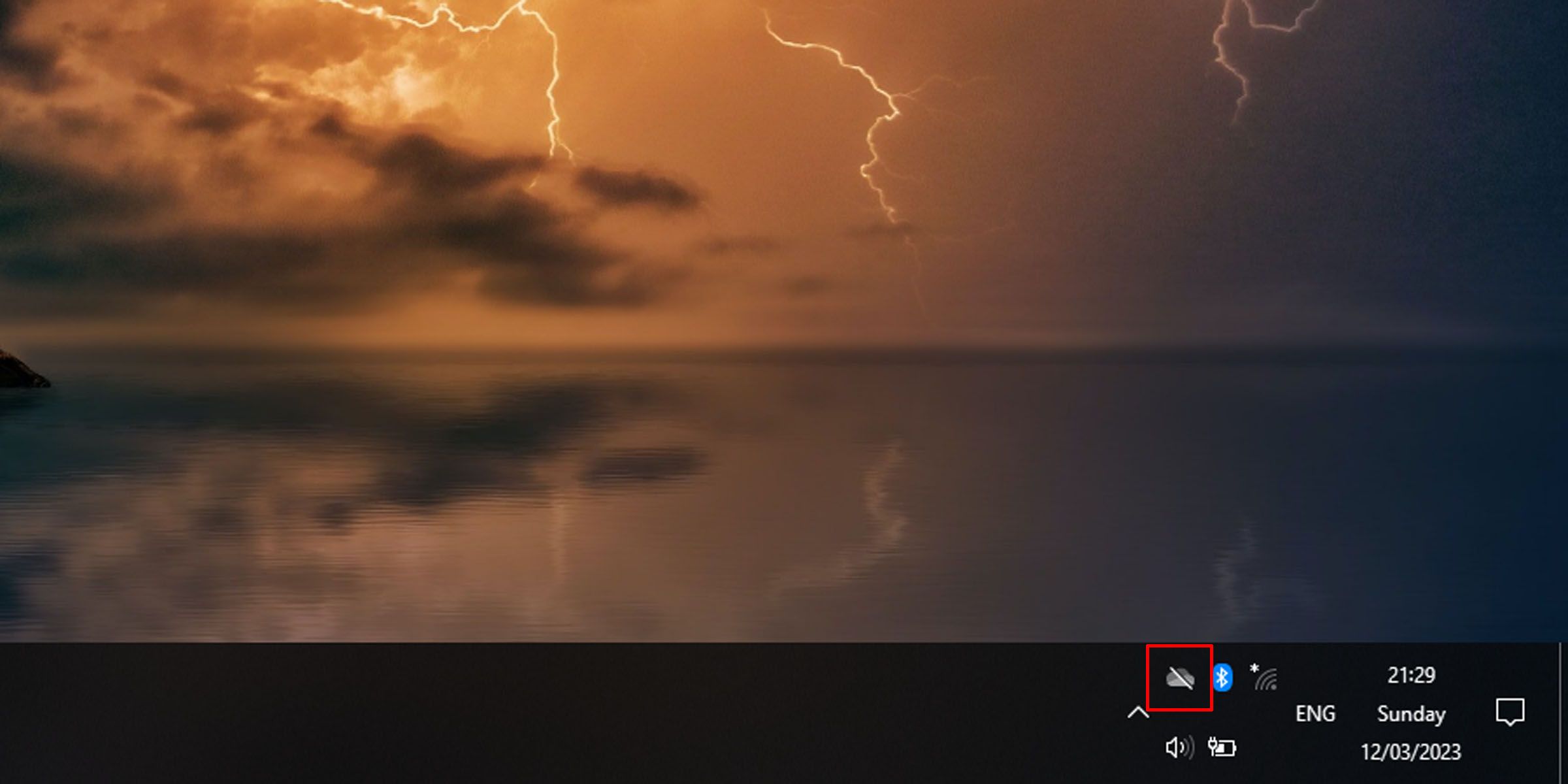 Иконка OneDrive в области уведомлений панели задач