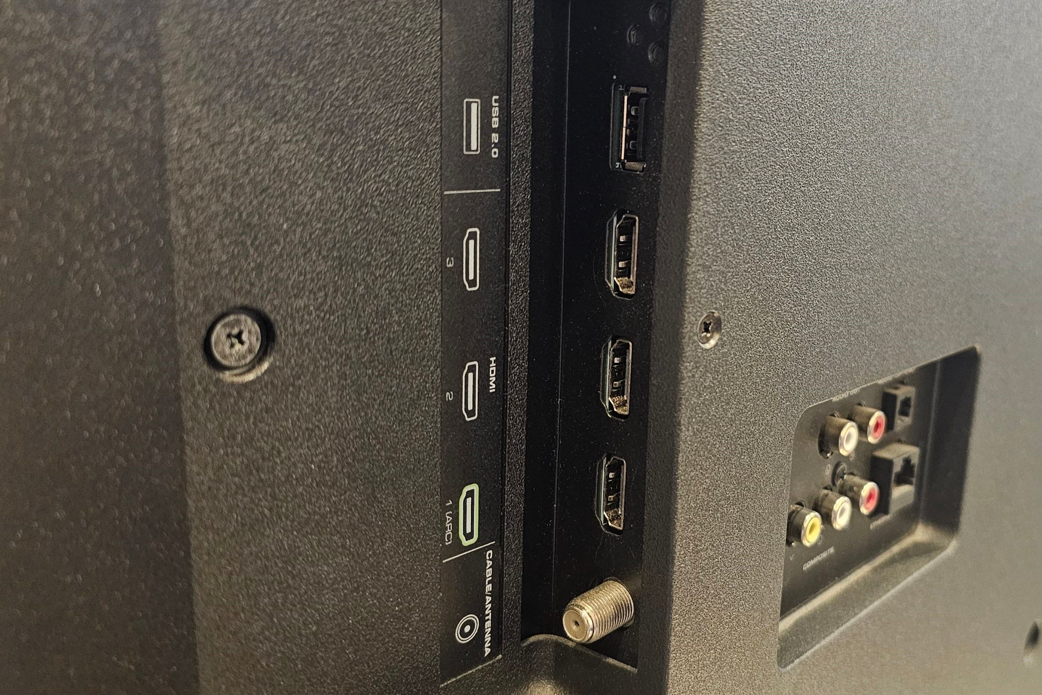 Задняя панель телевизора с портами USB, HDMI и RCA