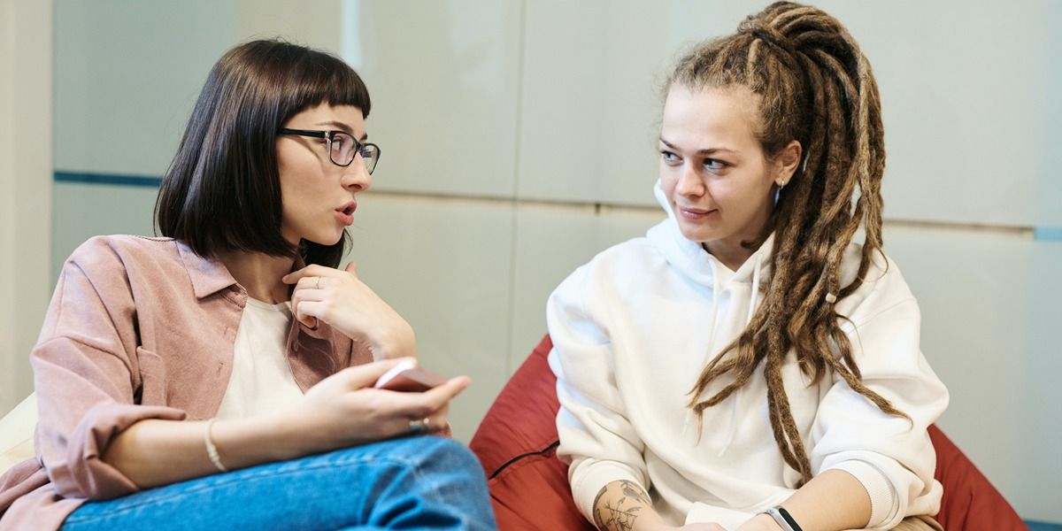 Коллеги беседуют в офисе