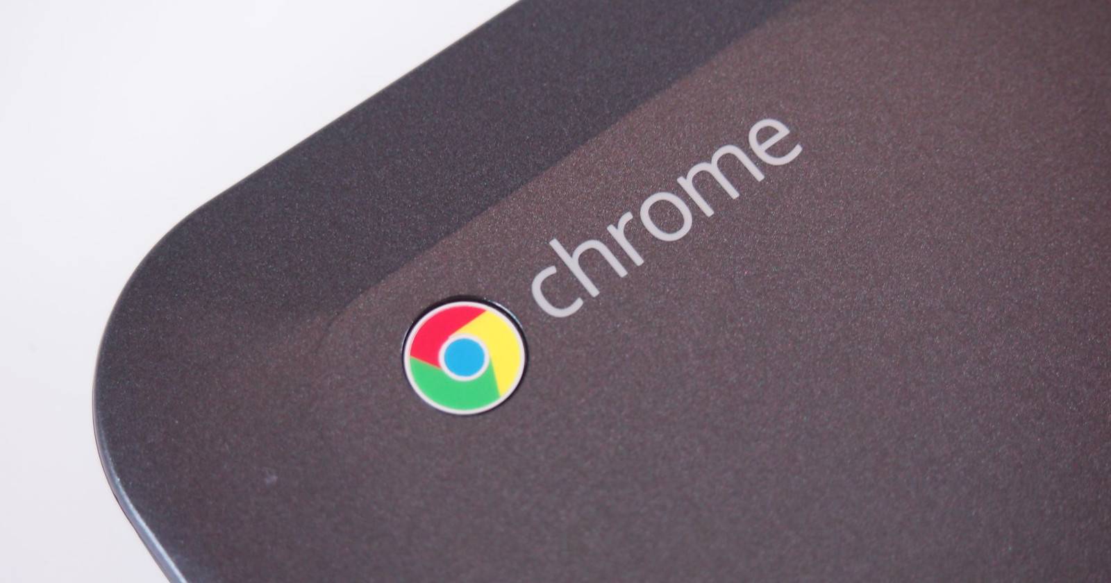 логотип Chrome в углу ноутбука Chromebook на белом фоне
