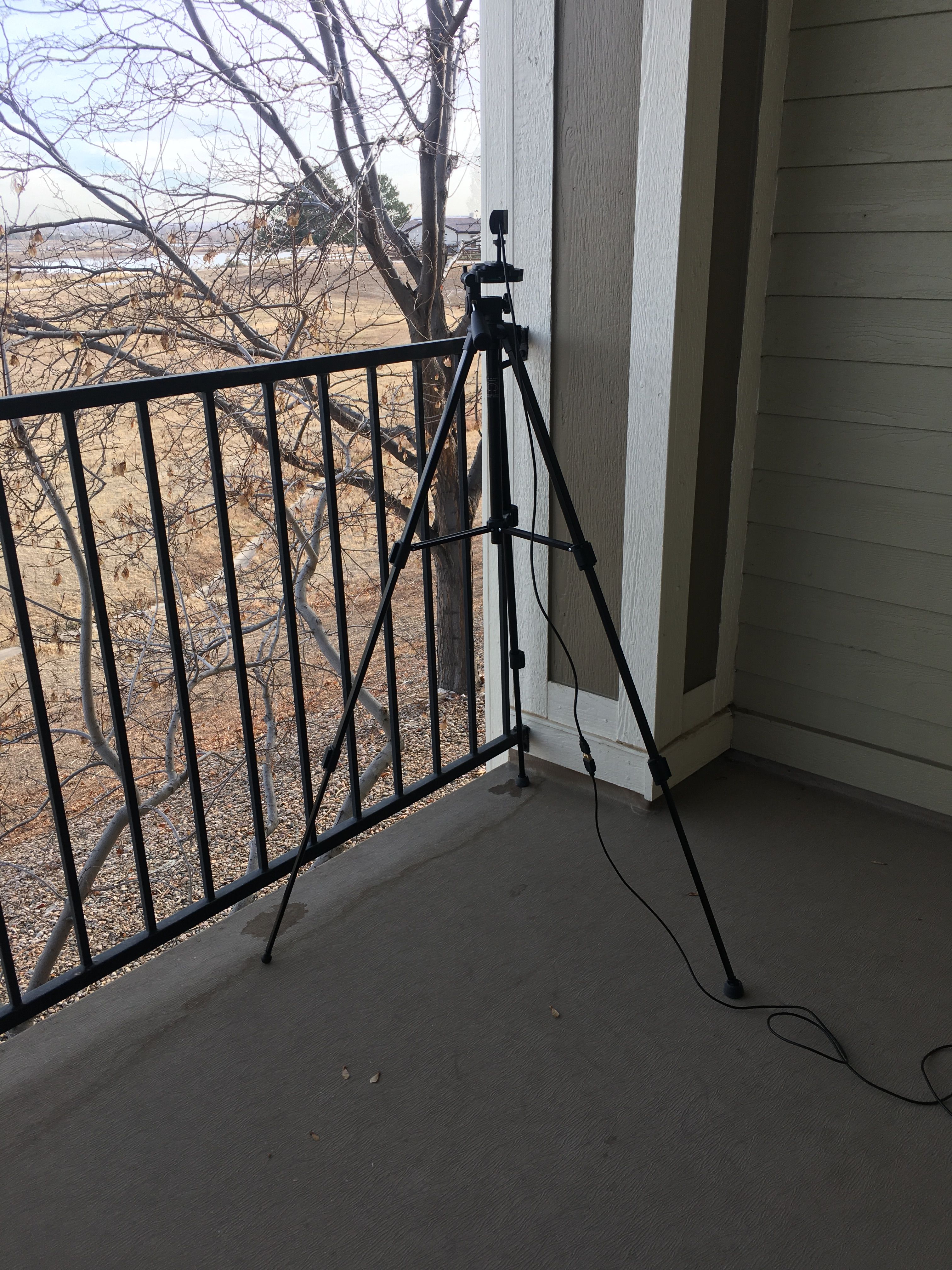 ESP32-CAM в 3D-корпусе на штативе, вид сбоку