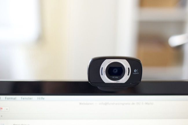 Webcam USB posicionada sobre mesa
