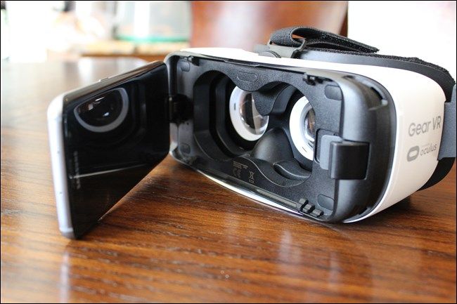 Телефон установлен в держатель Gear VR, вид спереди