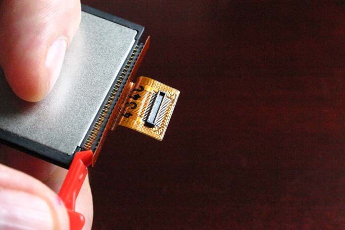 Отсоединяем кабель диска