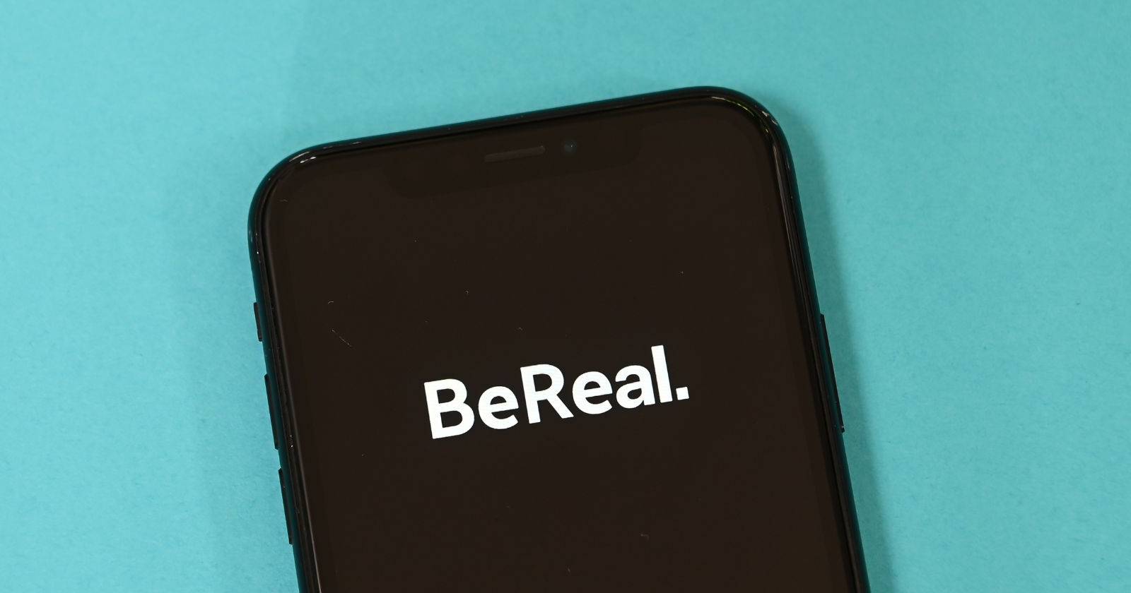 логотип BeReal на экране смартфона