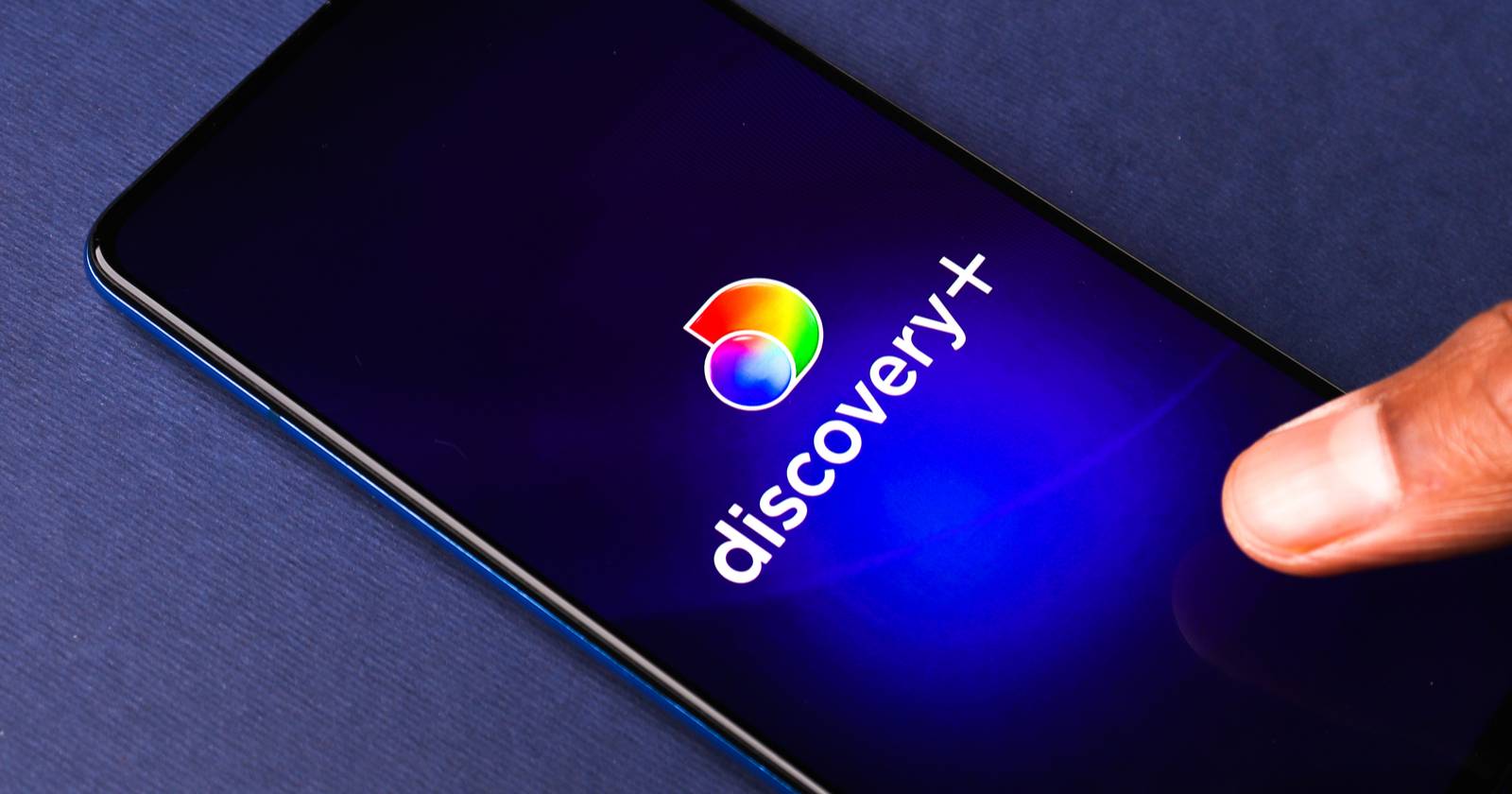 логотип Discovery+ на экране телефона