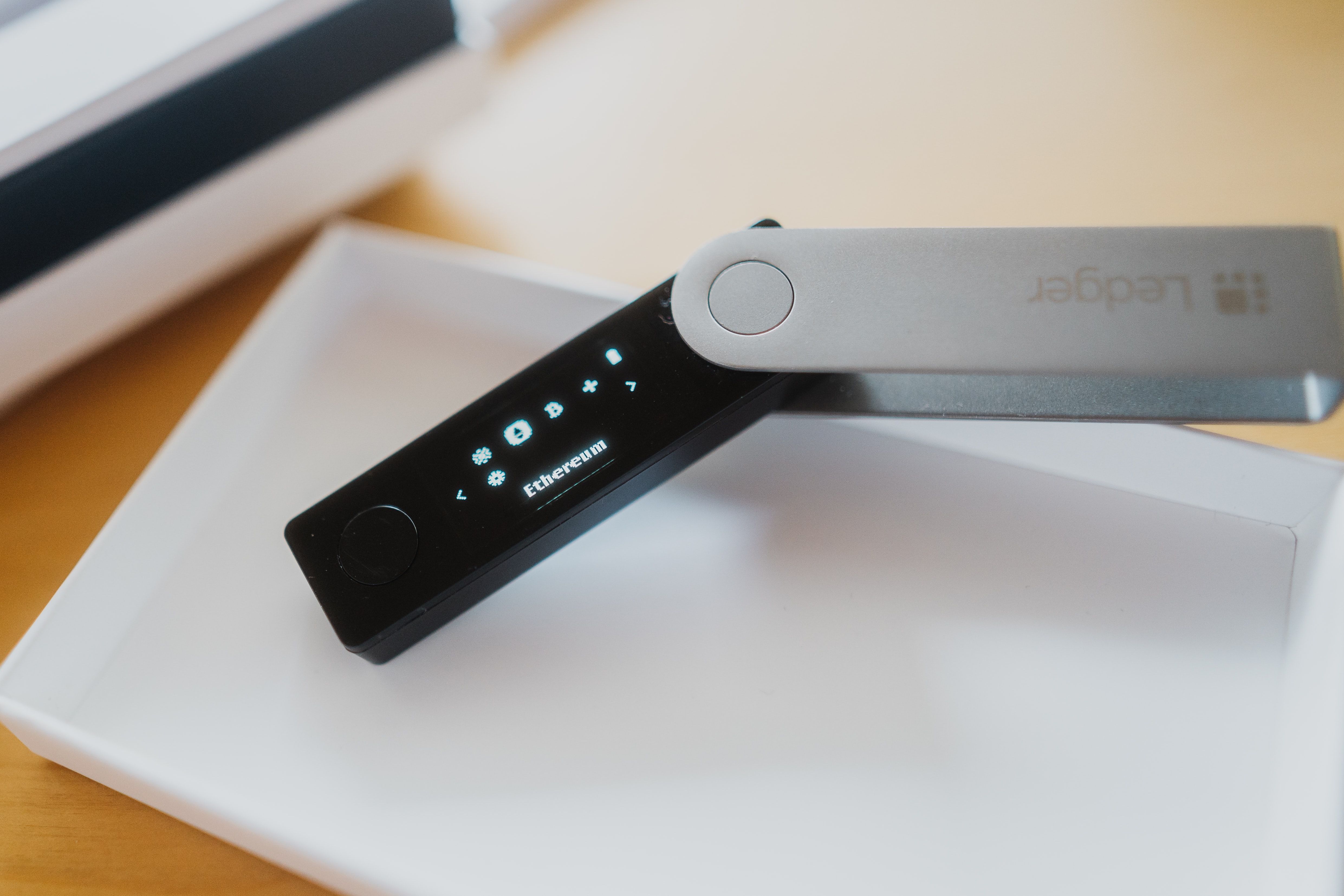 Аппаратный кошелёк Ledger Nano X