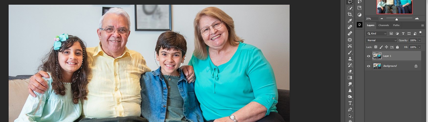 Шаг 4: обведите лицо мальчика