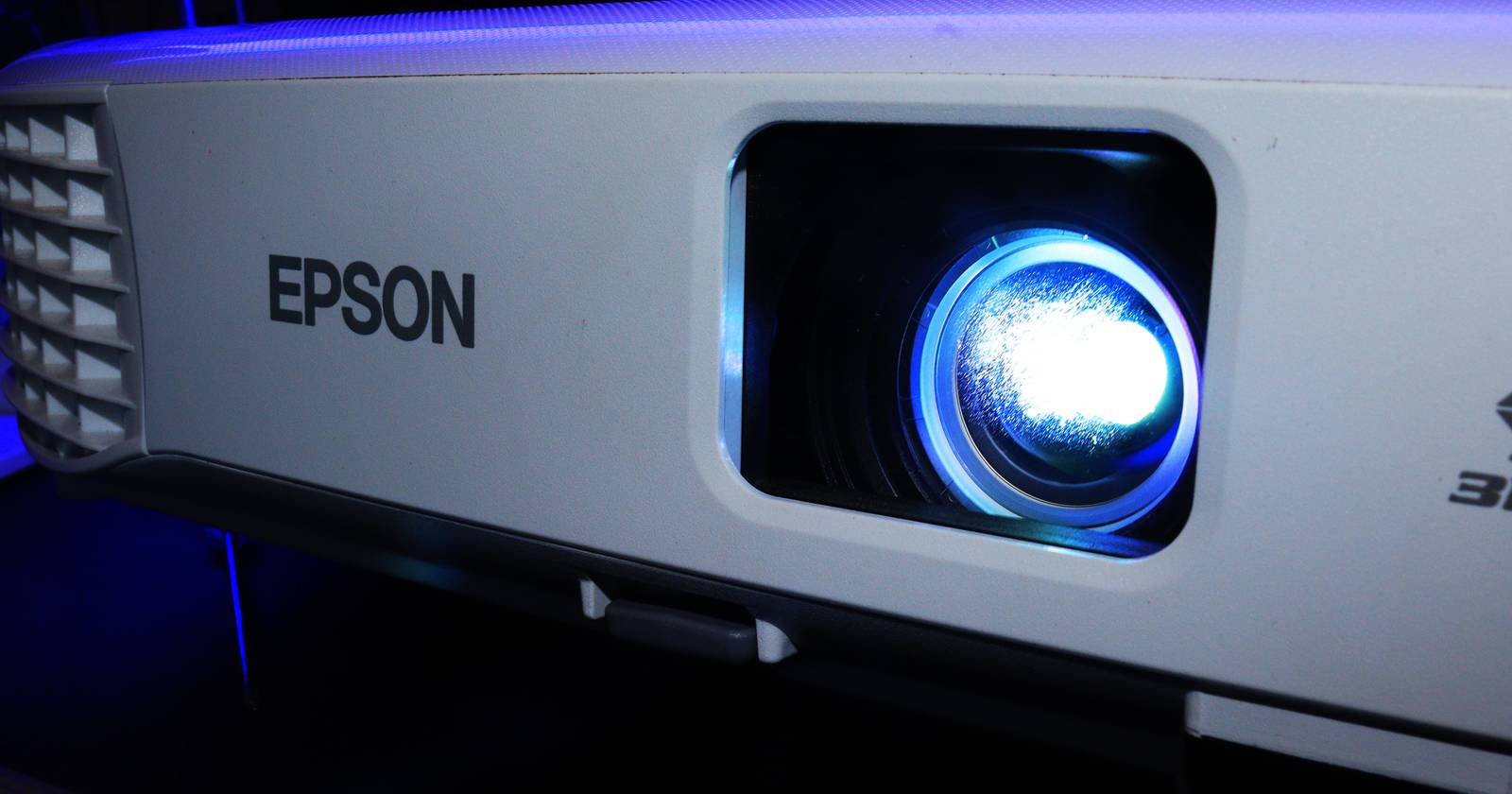 Включённый проектор Epson, свет исходит из объектива