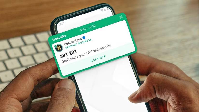 Человек использует приложение Truecaller на смартфоне