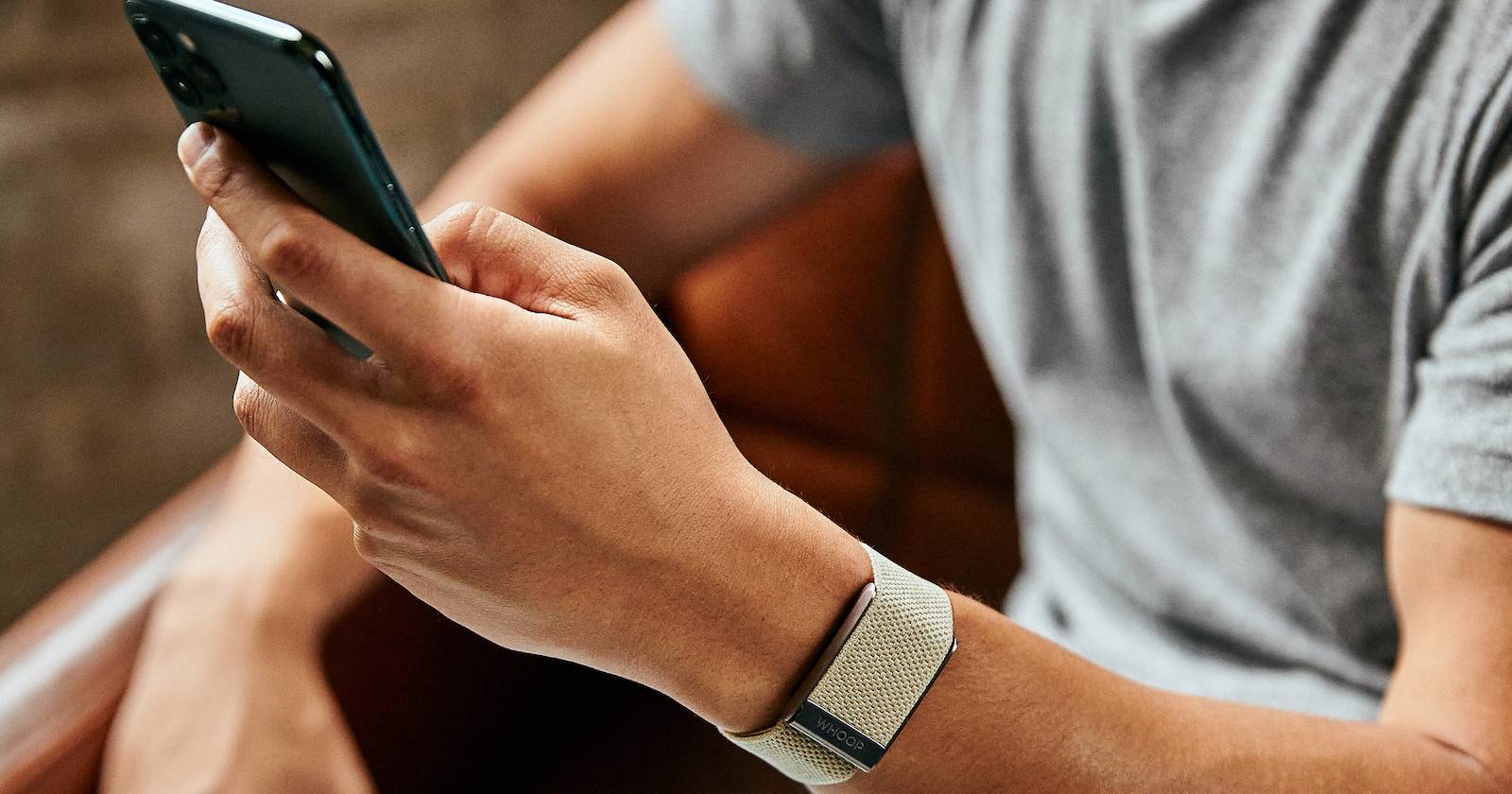 WHOOP 4.0 SuperKnit песочно‑бежевый на запястье