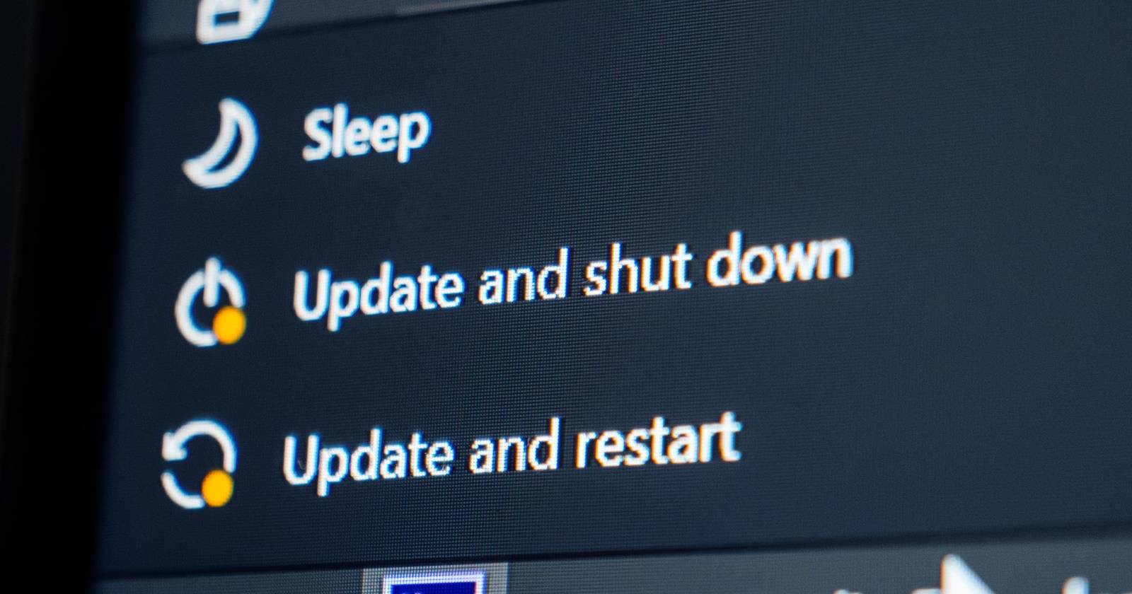 Экран с логотипом и информацией об обновлении Windows 10