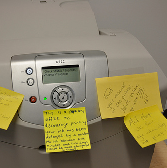 Офис с компьютером и принтером на столе