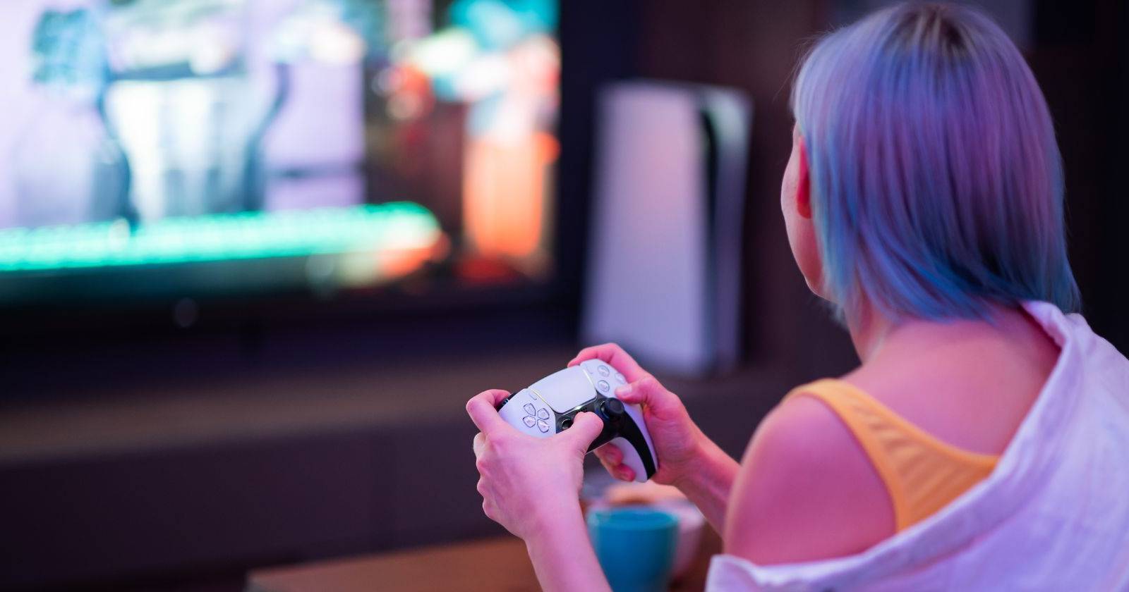 женщина, играющая на консоли PS5