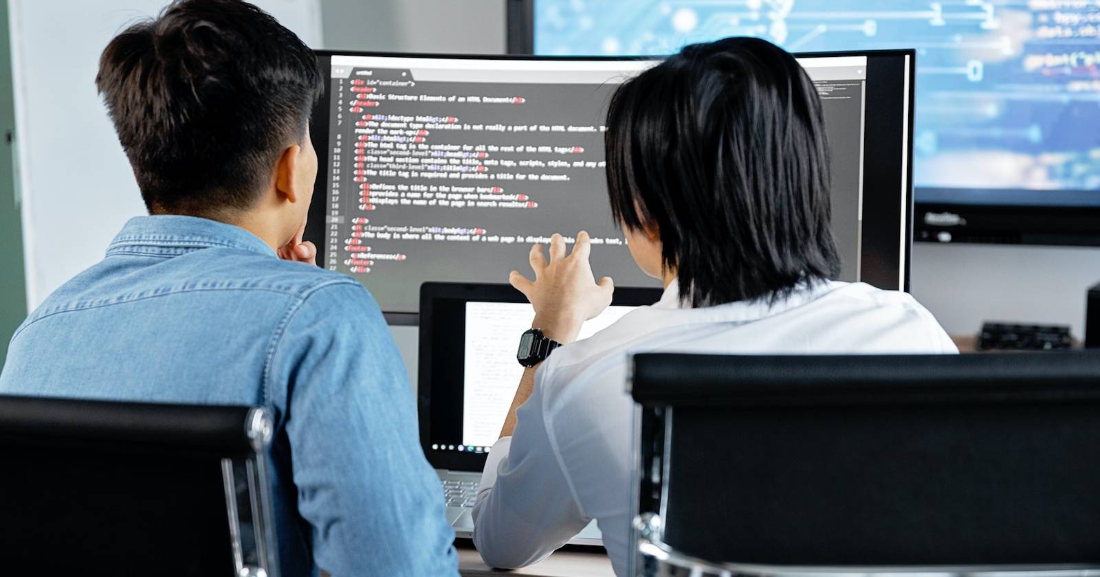 Мужчины редактируют ESD файл на компьютере с Windows