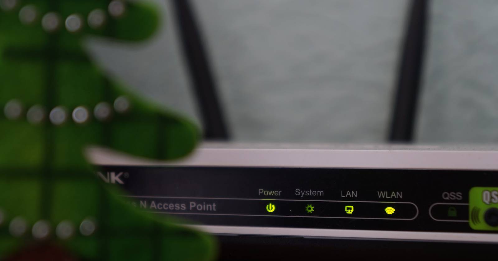 WLAN-Signal dargestellt hinter einem Baum