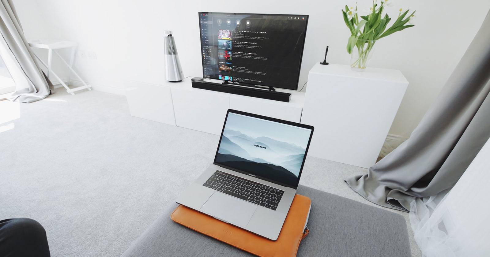 Chromecast на фоне телевизора, используемый как второй дисплей