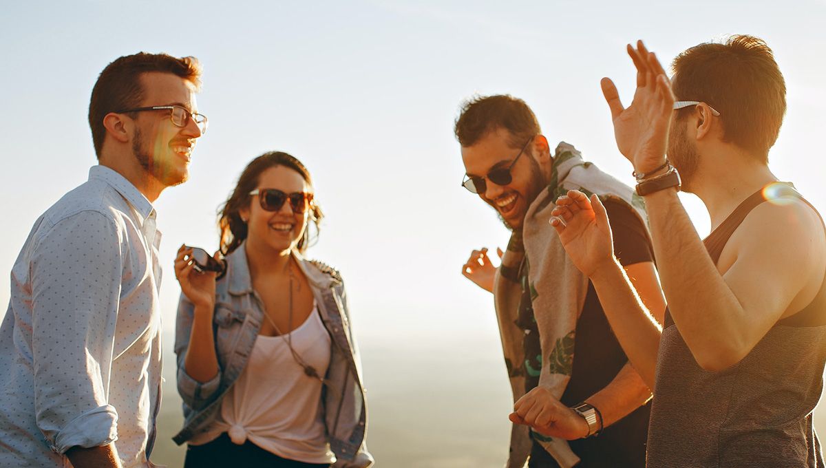Танцы с друзьями во время вечеринки