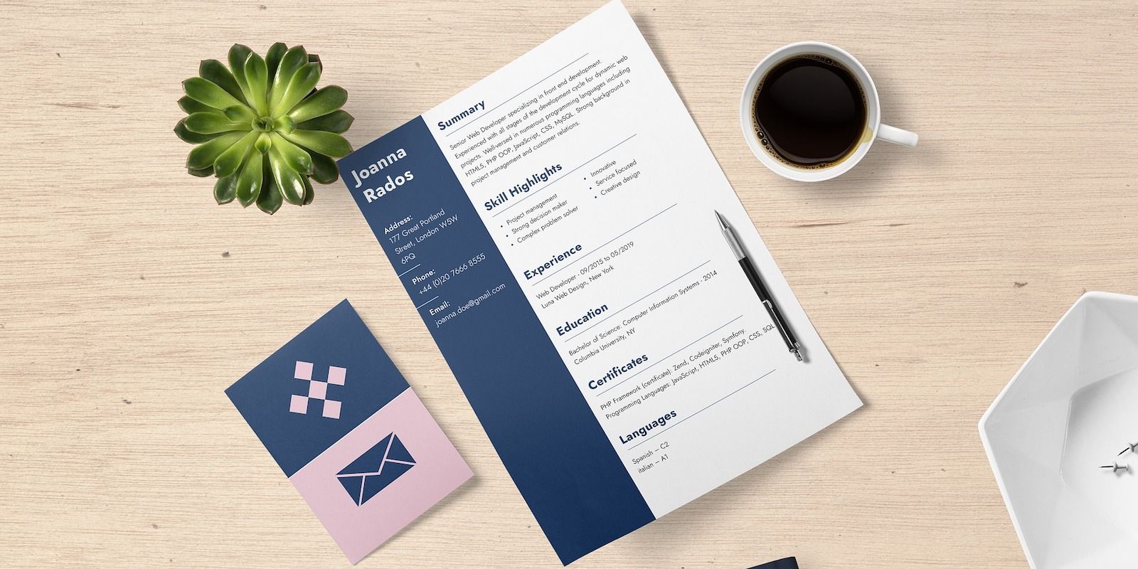 распечатанное резюме на столе рядом с ручкой