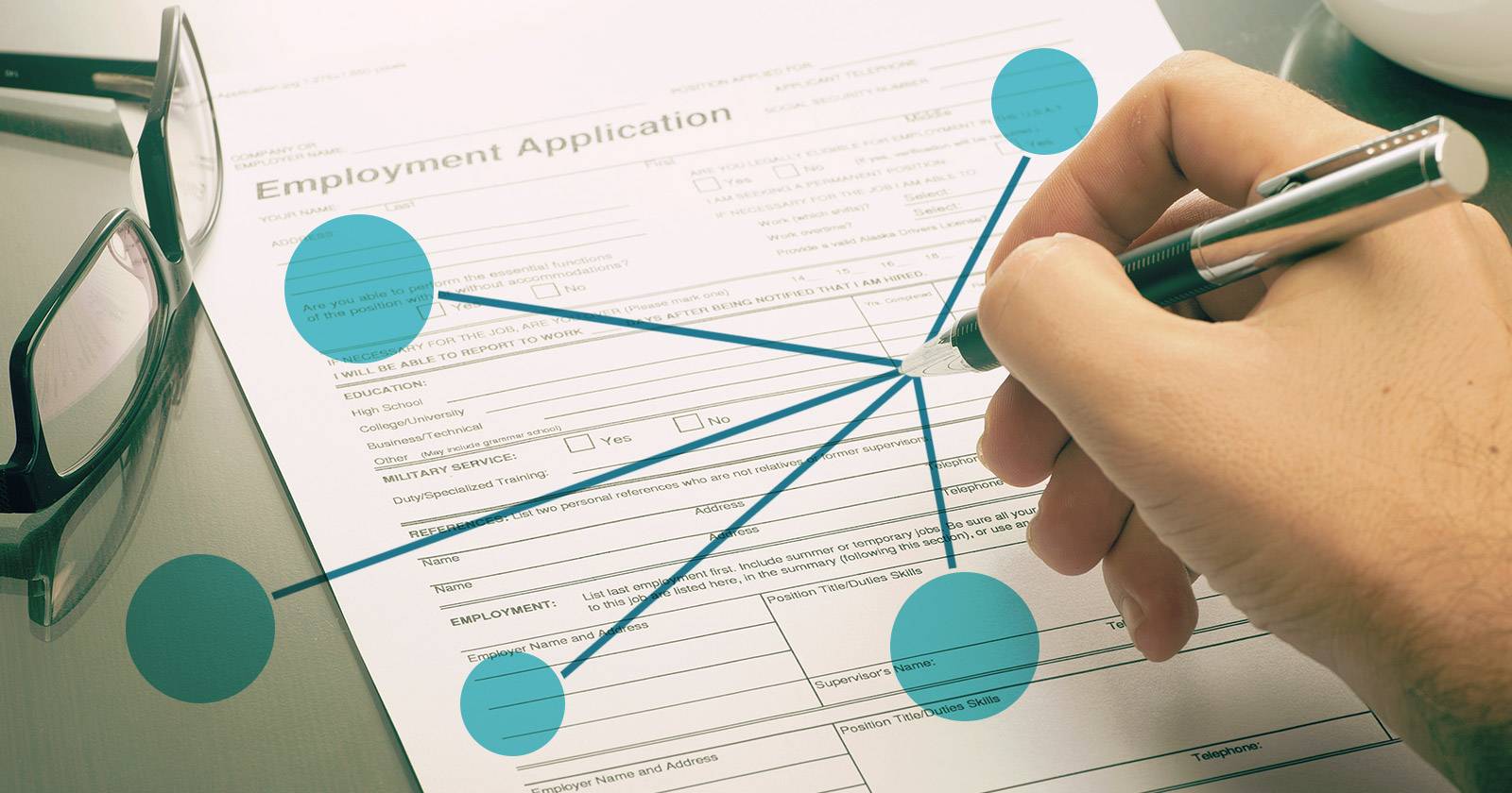 Человек строит профессиональную сеть на фоне диаграмм