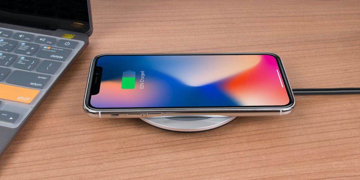 iPhone показывает процент заряда при беспроводной зарядке