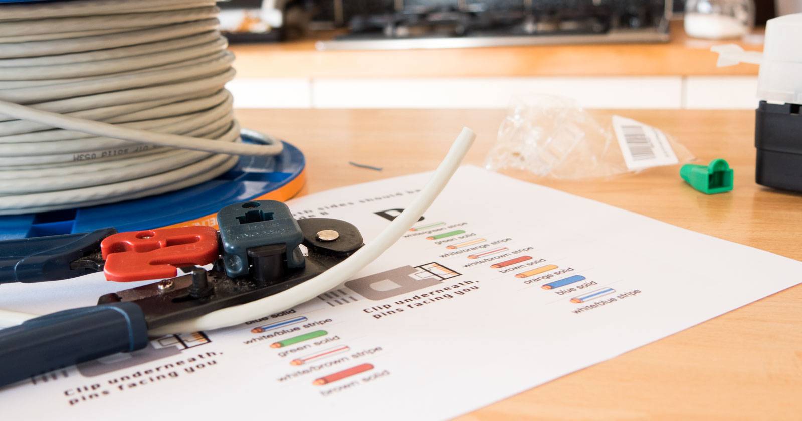 Фотография Ethernet‑кабеля и инструментов