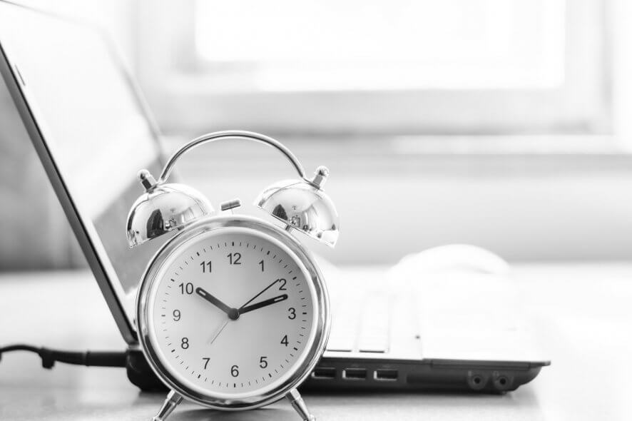 Часы компьютера отстают: причины и решение