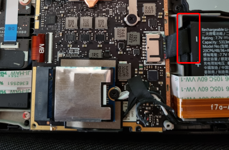 Освободите и потяните за бирку батареи пинцетом или пальцем